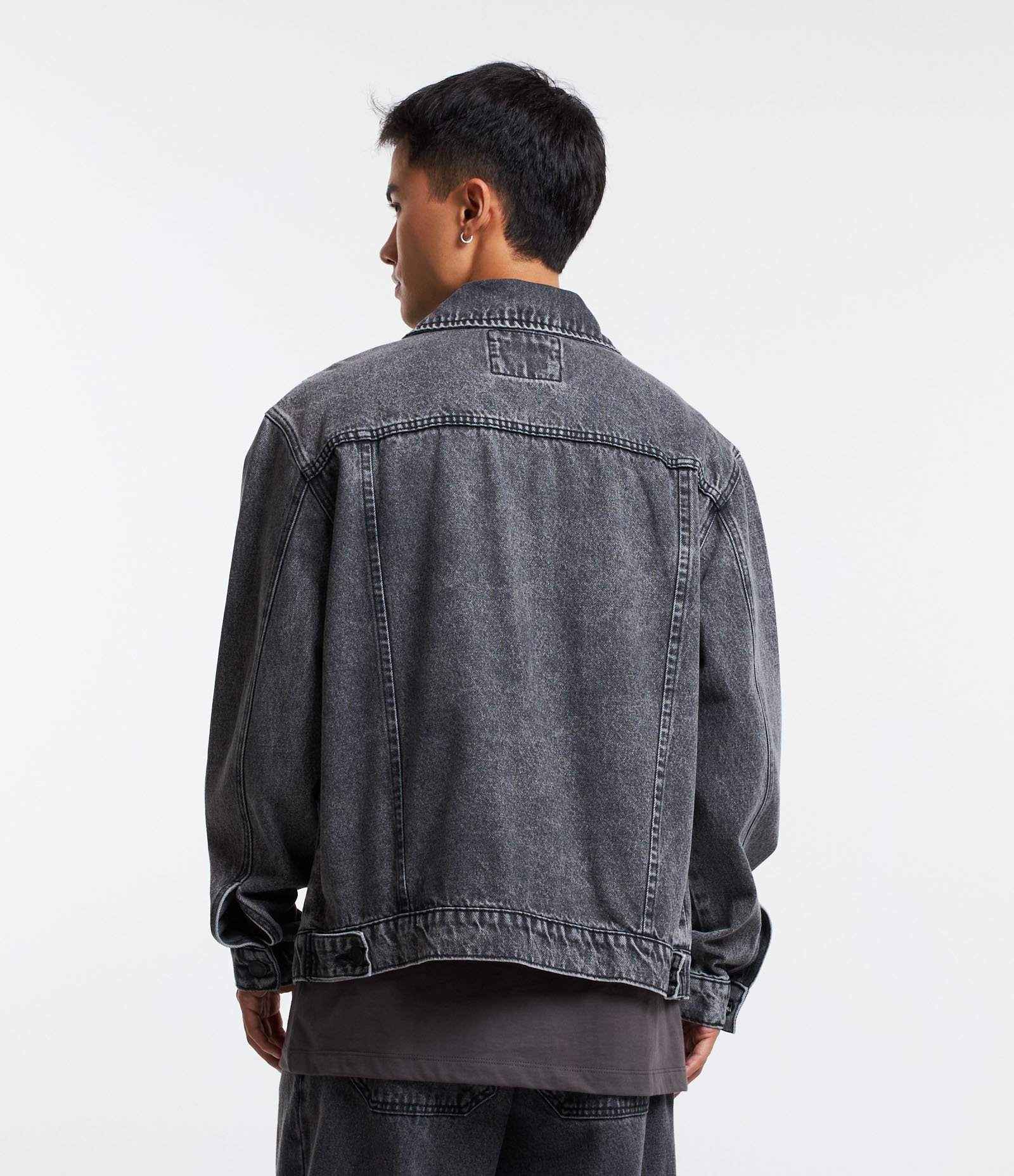 Jaqueta Trucker Boxy em Jeans Dirty com Bolsos Preto 3