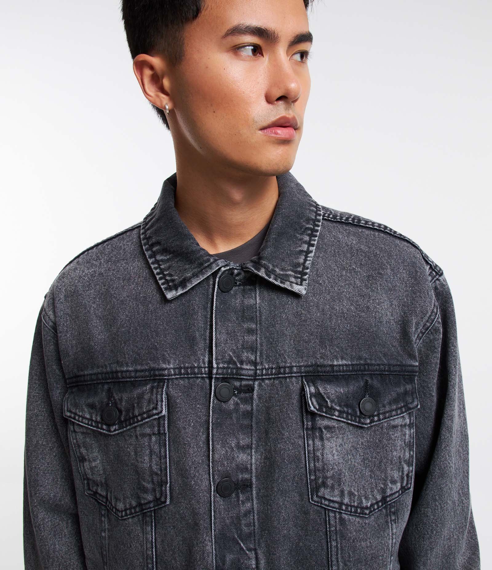 Jaqueta Trucker Boxy em Jeans Dirty com Bolsos Preto 4