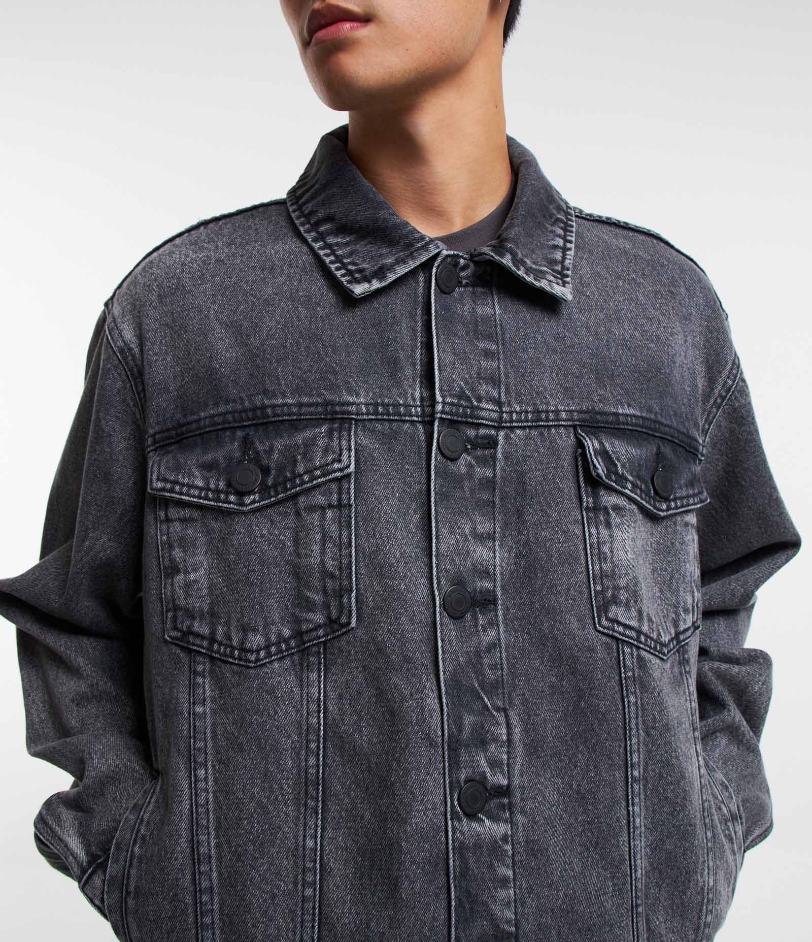 Jaqueta Trucker Boxy em Jeans Dirty com Bolsos Preto 5