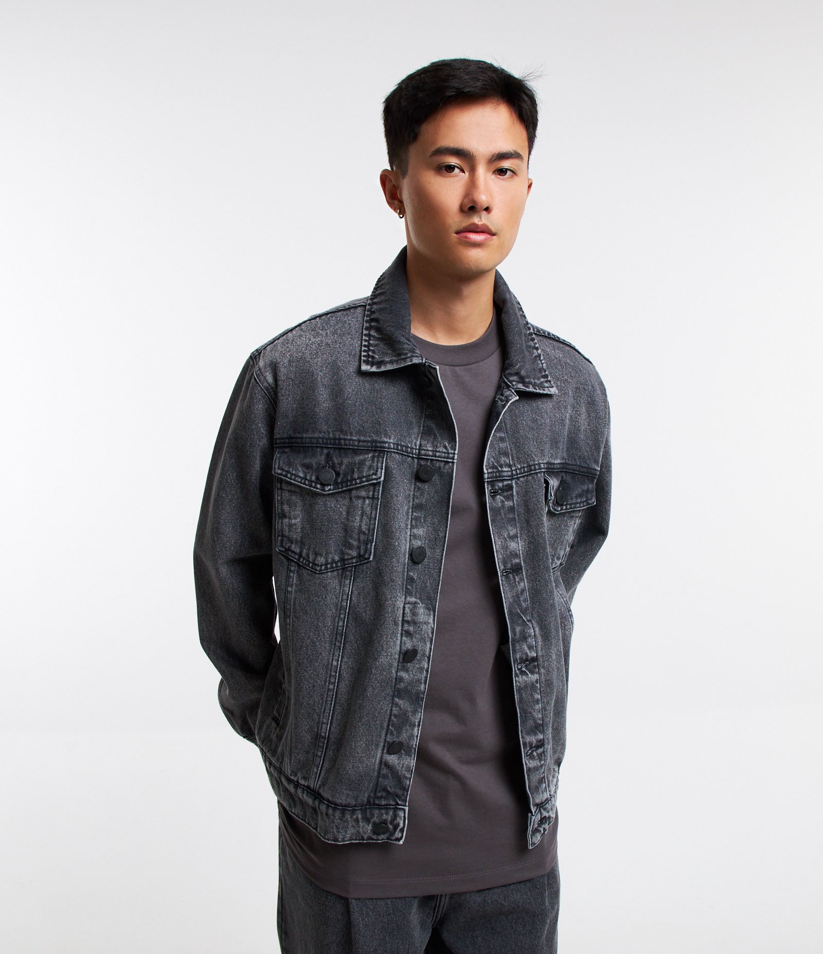 Jaqueta Trucker Boxy em Jeans Dirty com Bolsos Preto 7