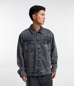 Jaqueta Trucker Boxy em Jeans Dirty com Bolsos