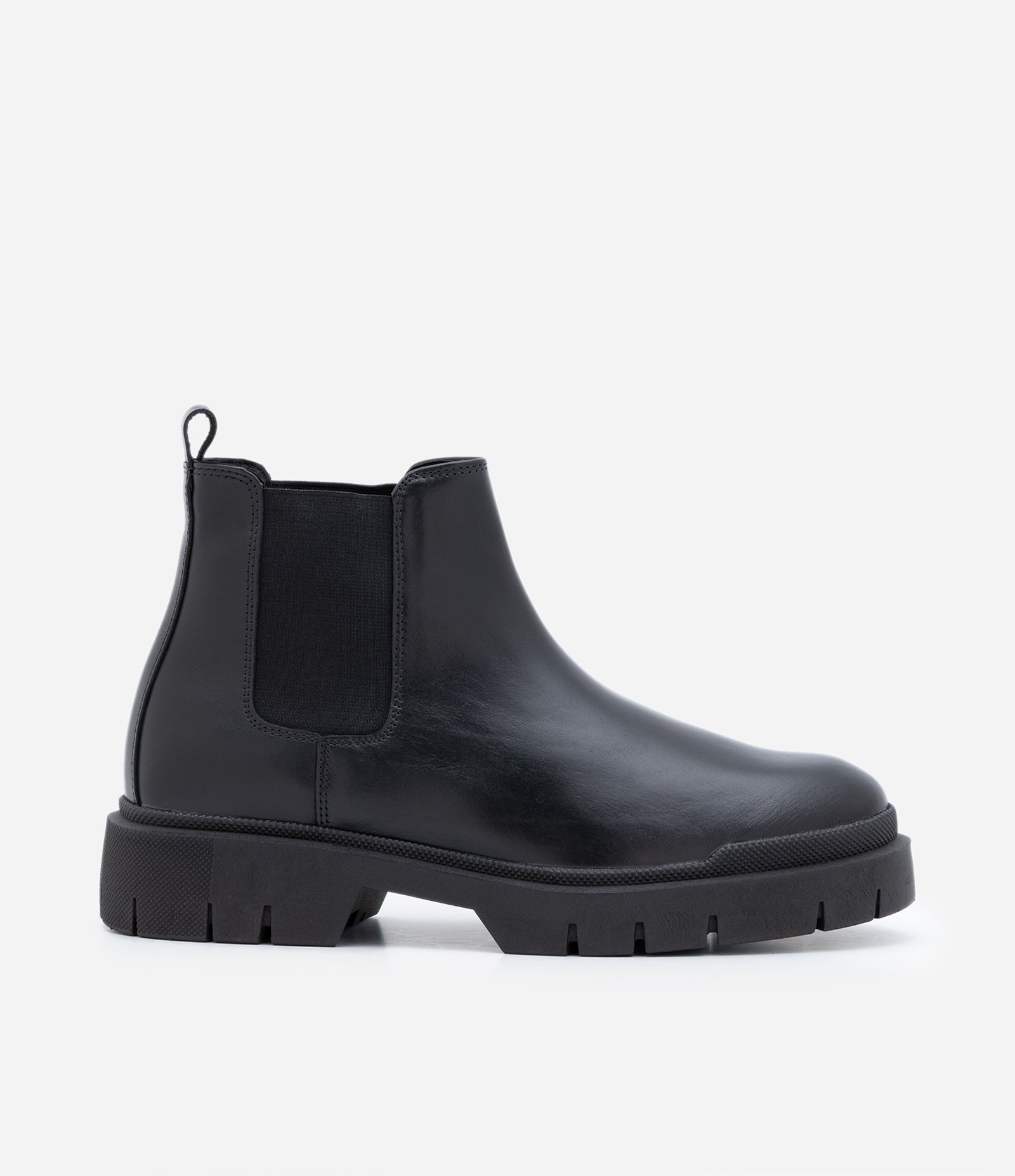 Bota Chelsea em Couro e Elástico Preto 1