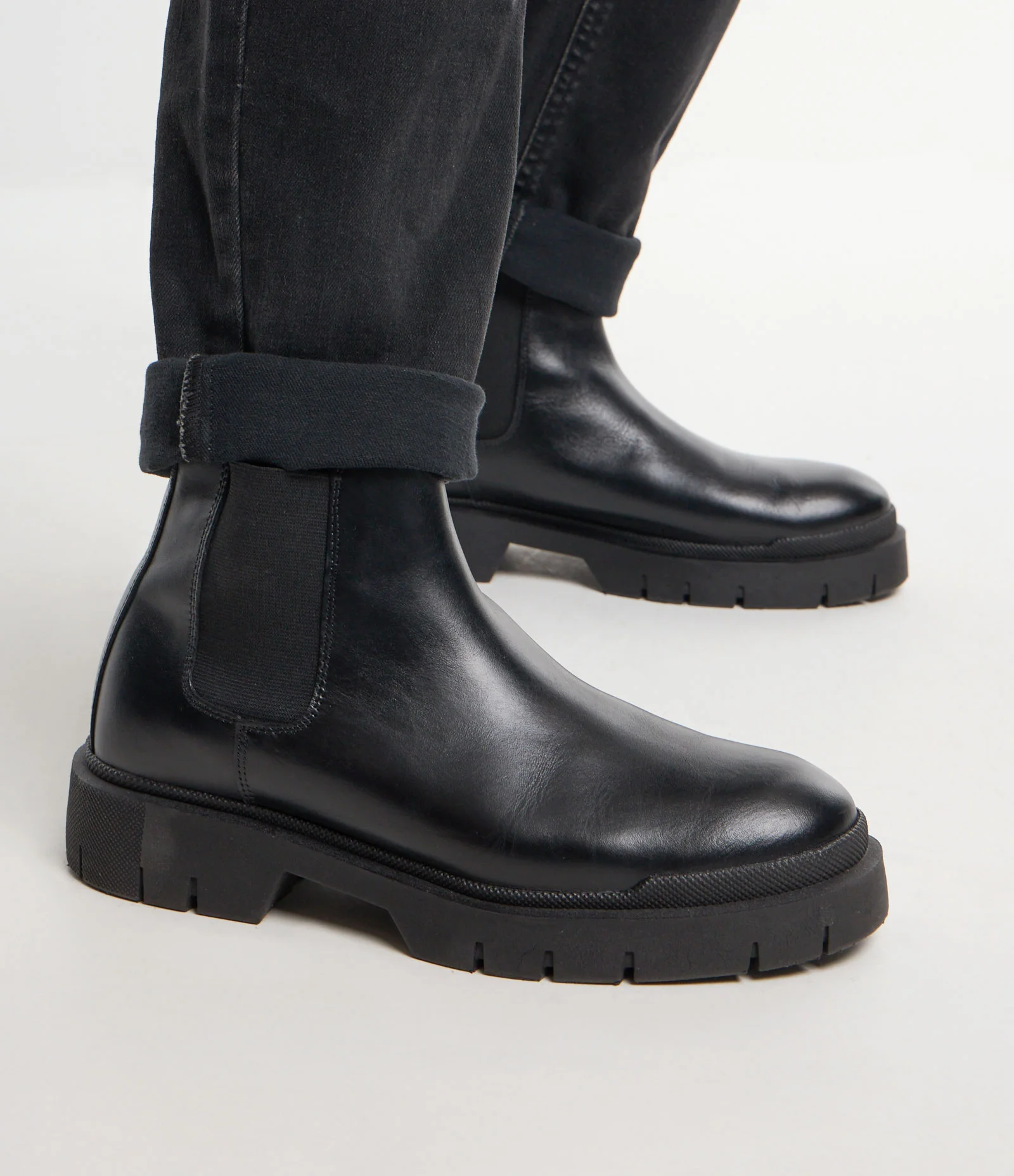 Bota Chelsea em Couro e Elástico Preto 2