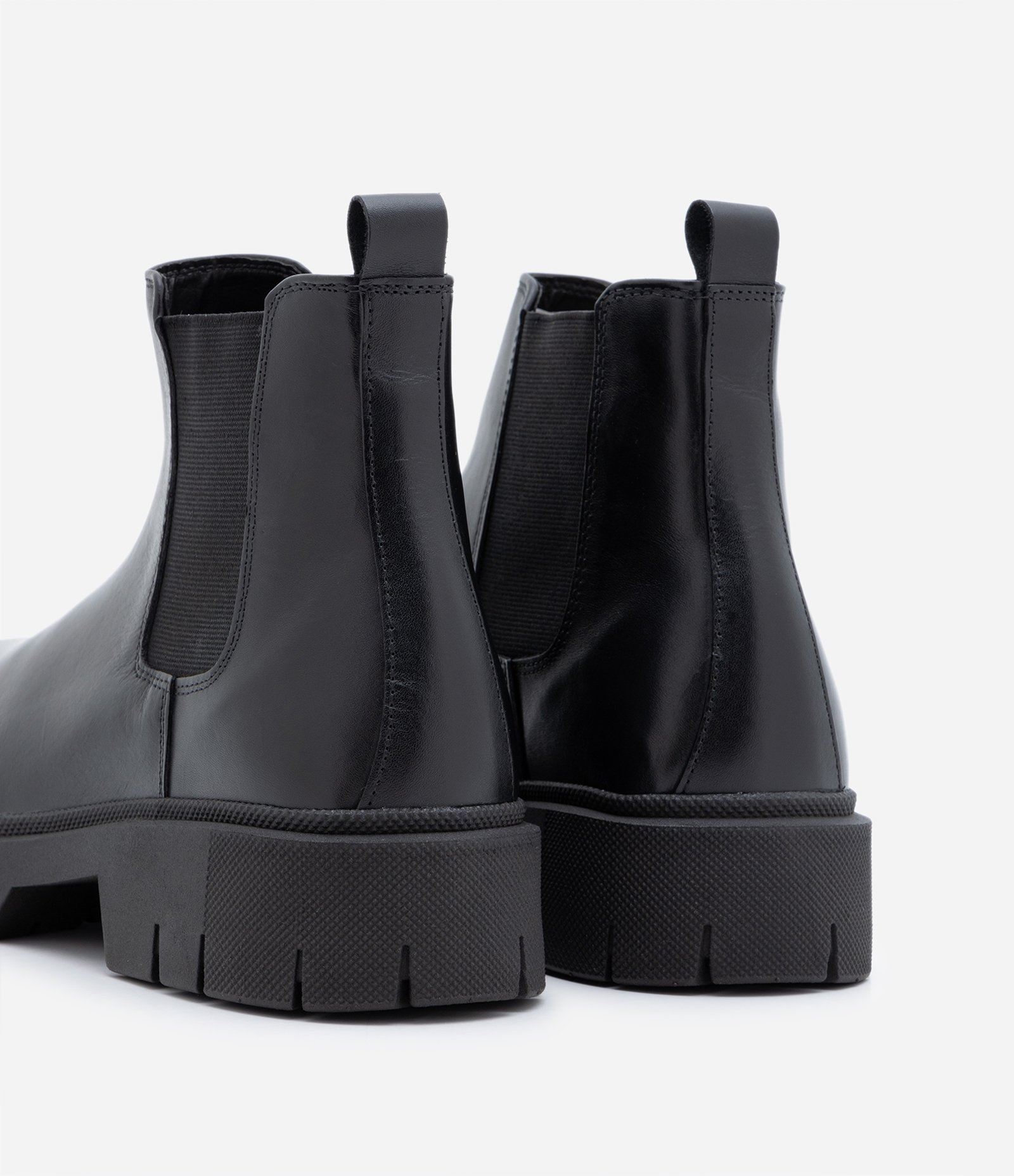 Bota Chelsea em Couro e Elástico Preto 3