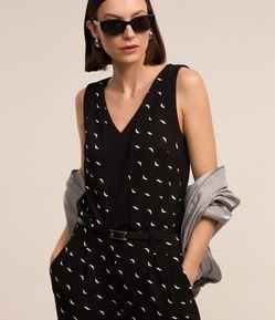 Blusa em Crepe com Decote V e Estampa de Luas