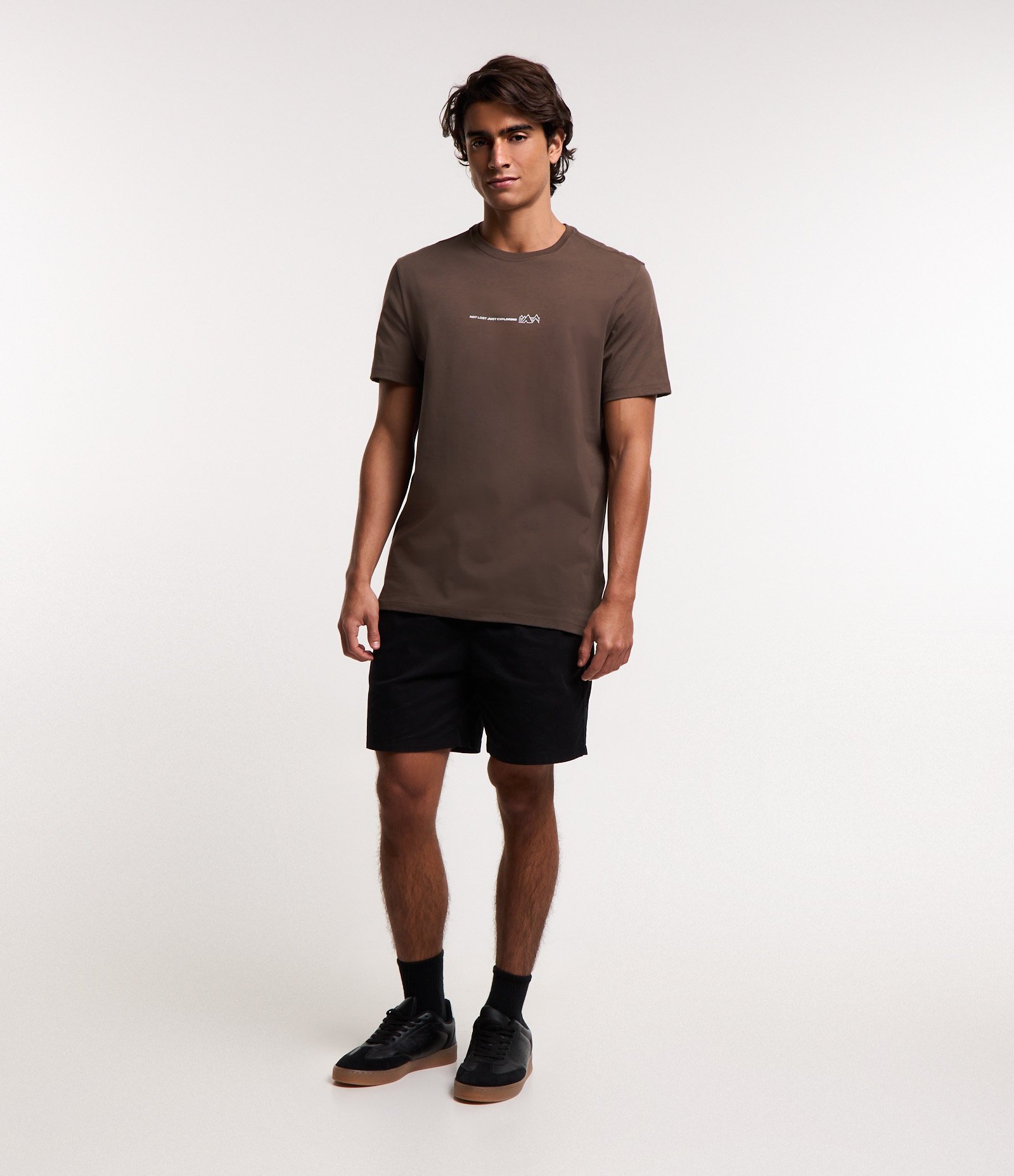 Camiseta Comfort em Algodão Peruano com Estampa Exploring Marrom 2