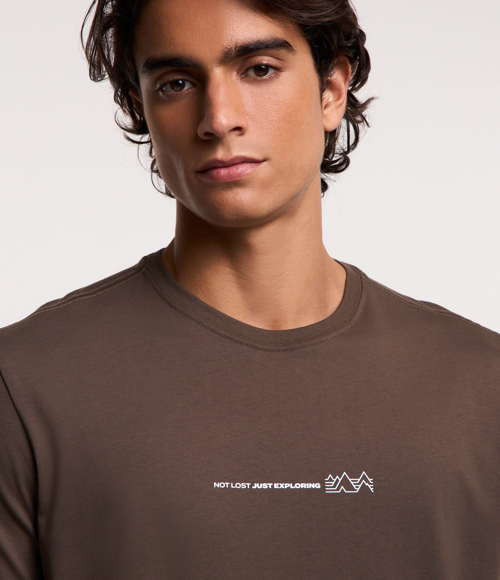Camiseta Comfort em Algodão Peruano com Estampa Exploring Marrom 4