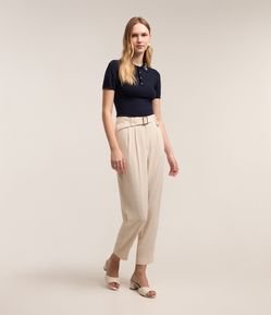 Calça Cenoura em Airflow com Cinto Fivela e Pregas