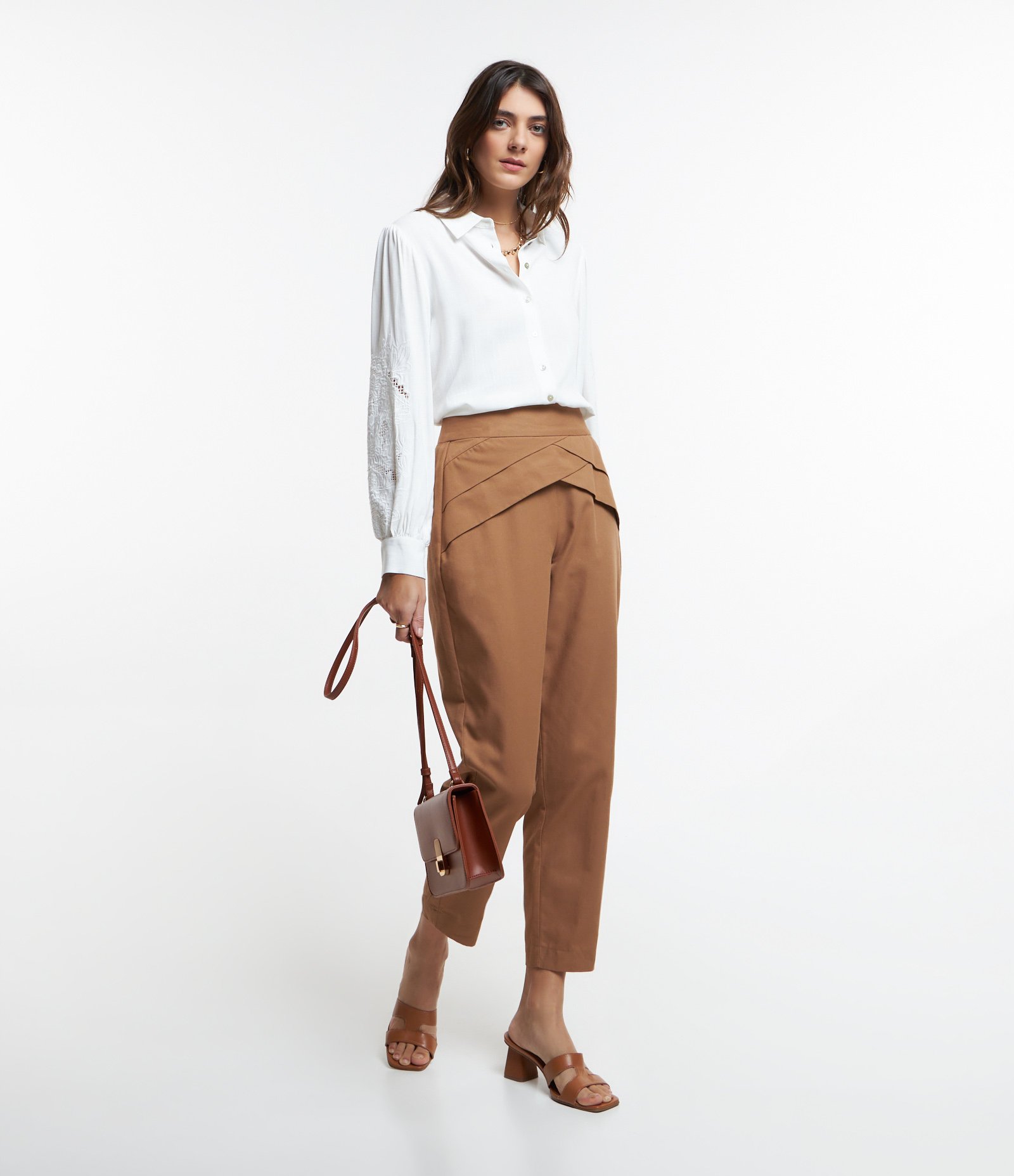 Calça Cenoura em Tricoline com Detalhe Sobreposto no Cós Marrom Claro 1
