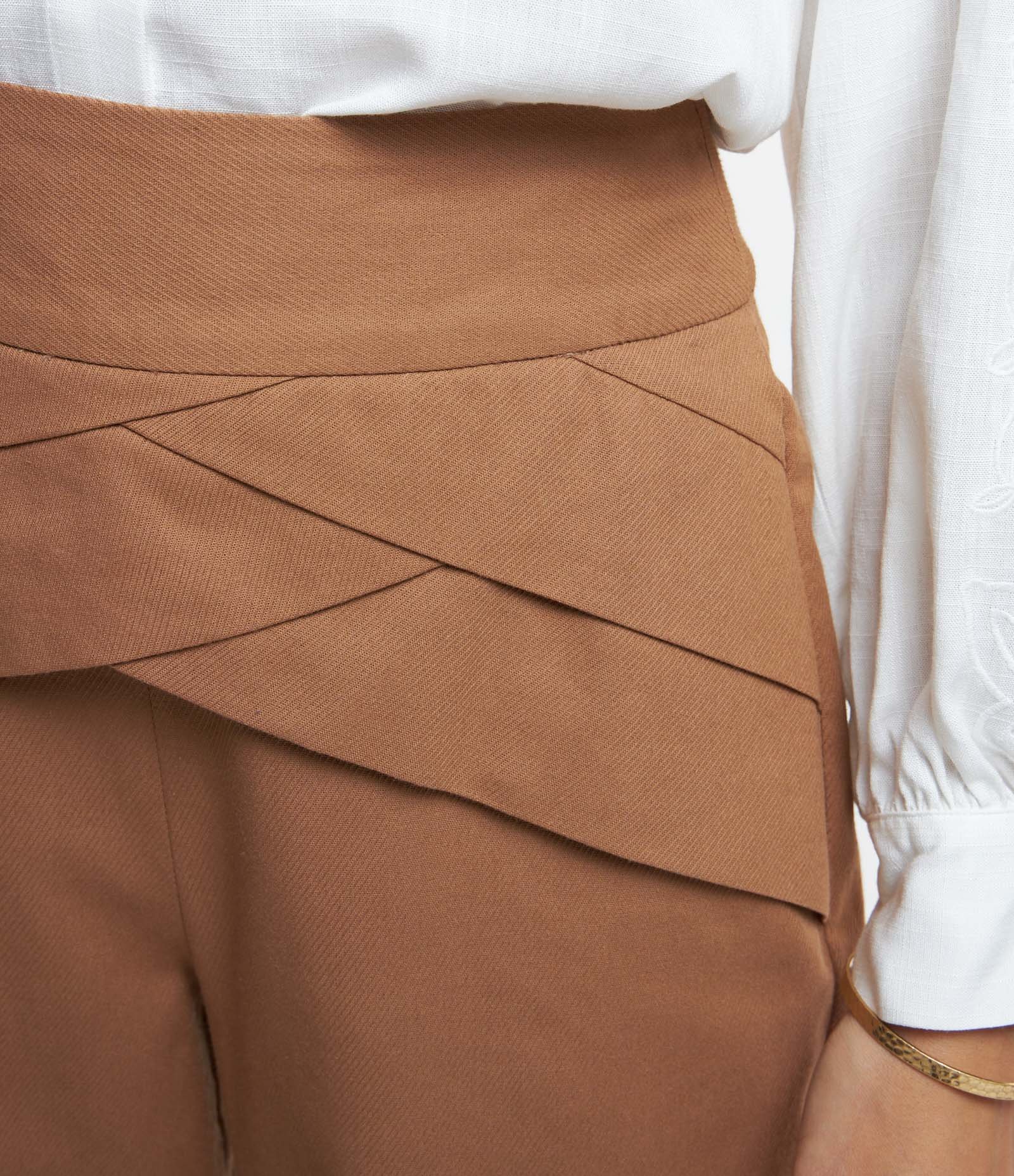 Calça Cenoura em Tricoline com Detalhe Sobreposto no Cós Marrom Claro 3