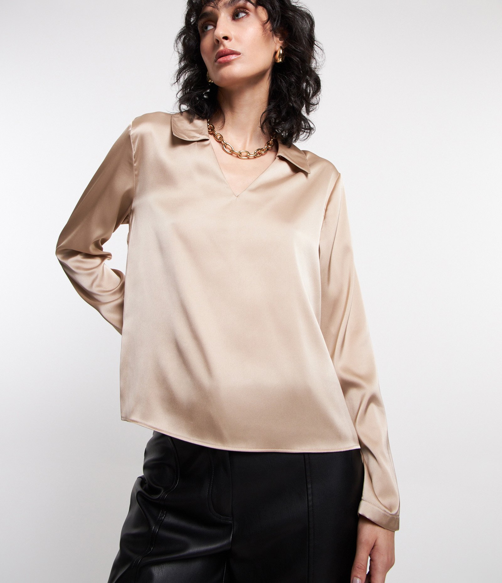 Blusa Acetinada Gola Camisa e Decote V Bege 3