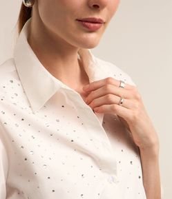 Camisa em Tricoline com Aplicação de Strass