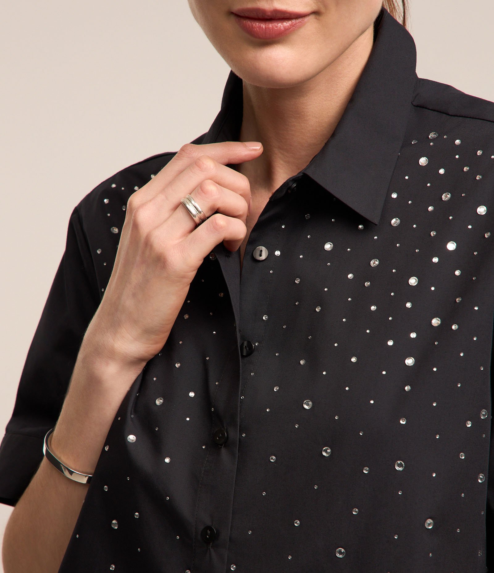 Camisa em Tricoline com Aplicação de Strass Preto 3