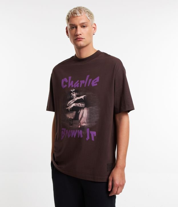 Camiseta Relaxed em Meia Malha com Estampa Charlie Brown Jr com QR Code Marrom 1