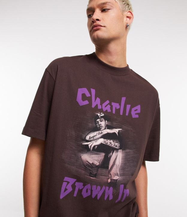 Camiseta Relaxed em Meia Malha com Estampa Charlie Brown Jr com QR Code Marrom 4