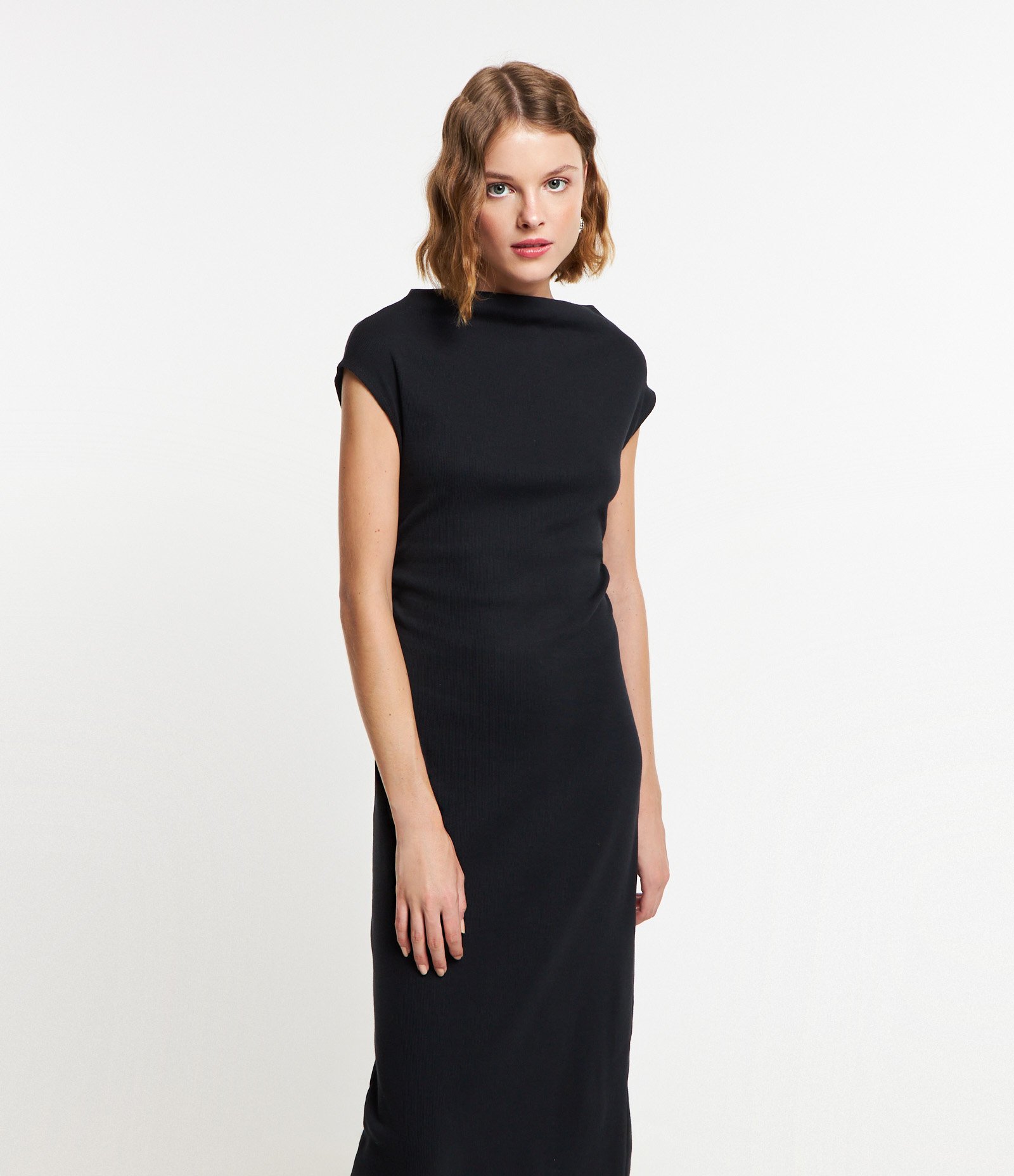 Vestido Midi em Ribana com Franzido Lateral Preto 2