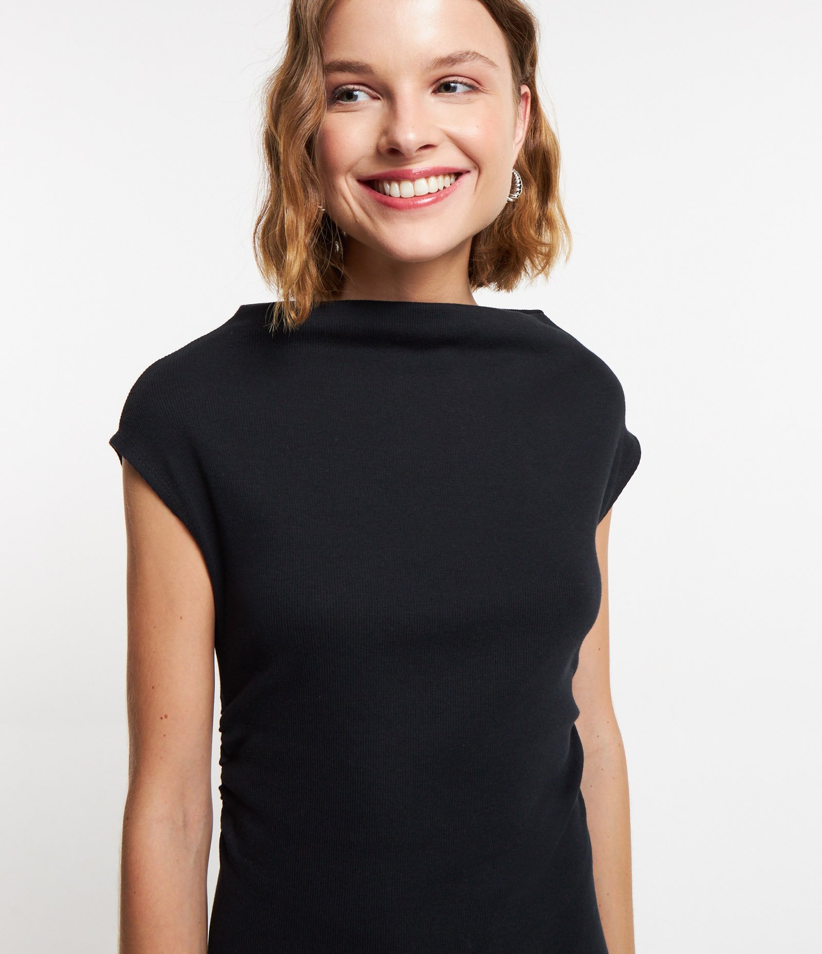 Vestido Midi em Ribana com Franzido Lateral Preto 4