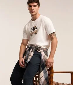 Calça em Sarja Estonada com Detalhe de Textura no Bolso