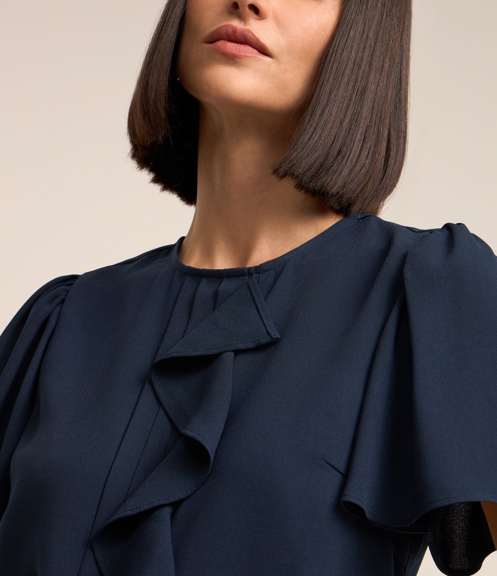 Blusa em Crepe com Drapeados e Babado Jabô 5