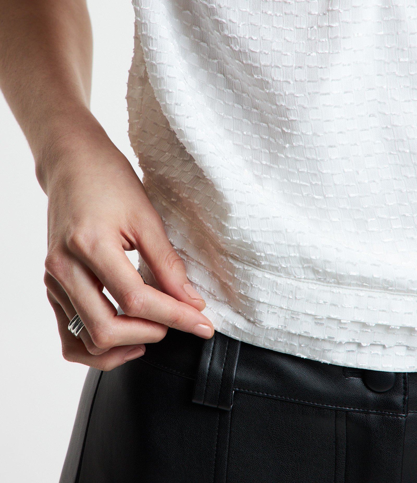 Blusa em Chiffon com Decote Transpassado e Texturas Branco Neve 5