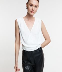 Blusa em Chiffon com Decote Transpassado e Texturas