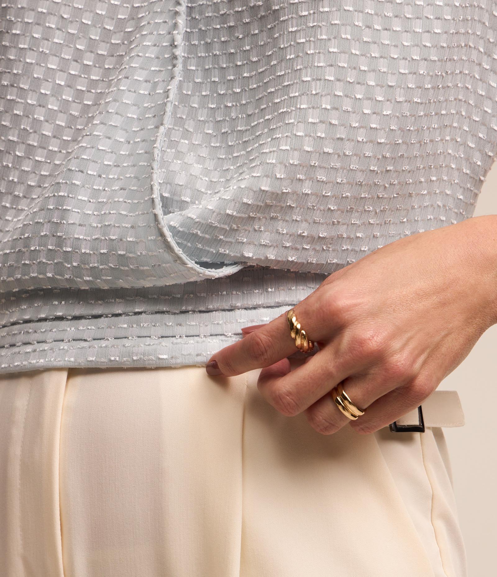 Blusa em Chiffon com Decote Transpassado e Texturas Azul Claro 3