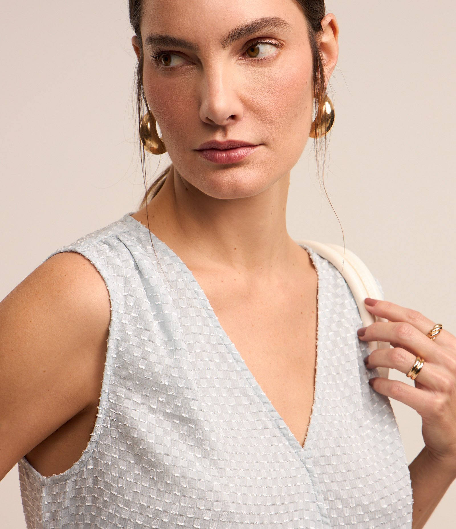 Blusa em Chiffon com Decote Transpassado e Texturas Azul Claro 5