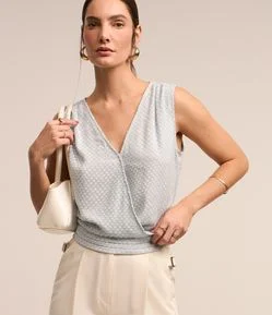 Blusa em Chiffon com Decote Transpassado e Texturas