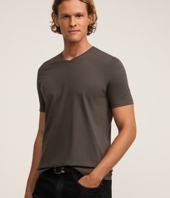Camiseta Slim em Algodão Peruano com Gola V