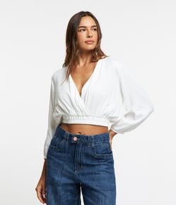 Blusa Cropped Manga Longa em Viscose com Decote Transpassado