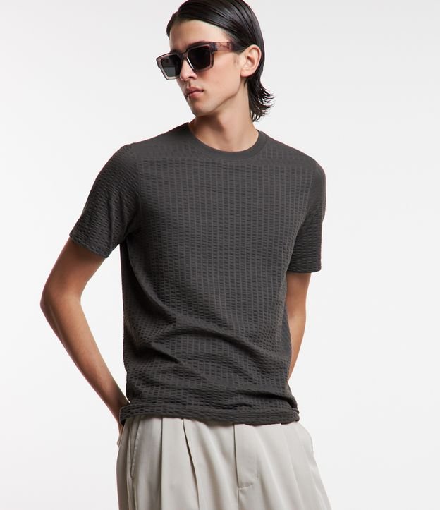 Camiseta Slim em Meia Malha com Textura de Listras