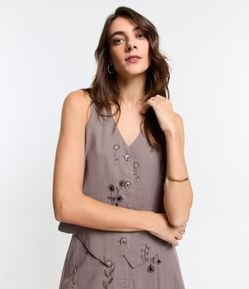 Colete em Viscolinho com Abotoamento e Bordado Floral