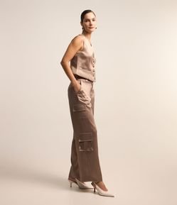 Calça Reta em Tecido Acetinado com Bolsos Cargo