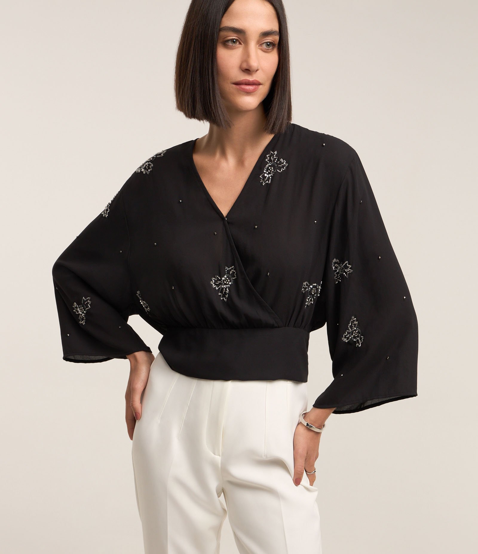 Blusa em Chiffon com Bordados e Amarração nas Costas Preto 1