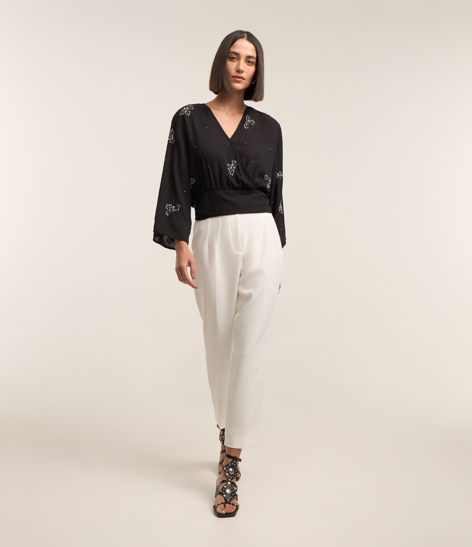 Blusa em Chiffon com Bordados e Amarração nas Costas Preto 2
