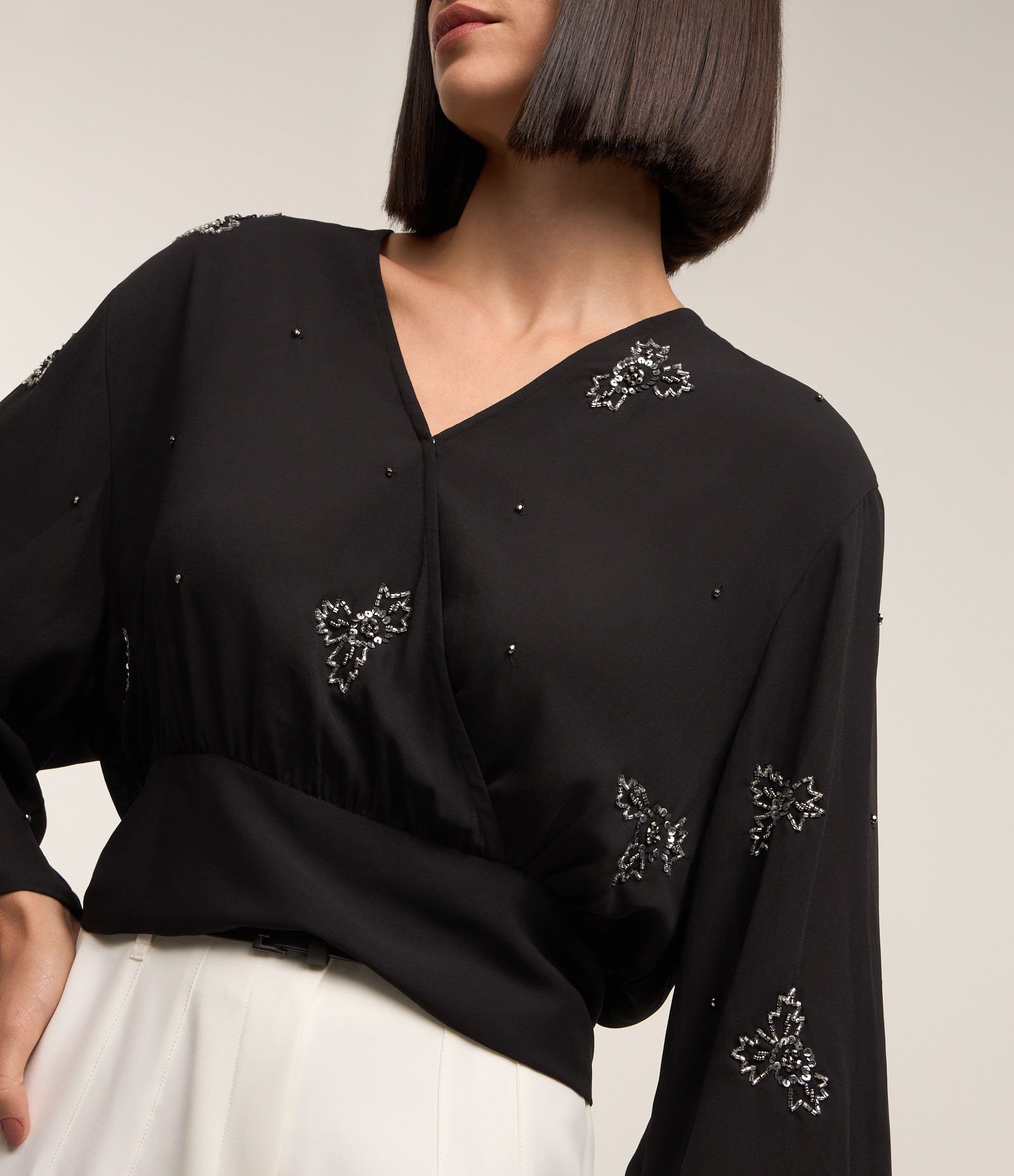 Blusa em Chiffon com Bordados e Amarração nas Costas Preto 3