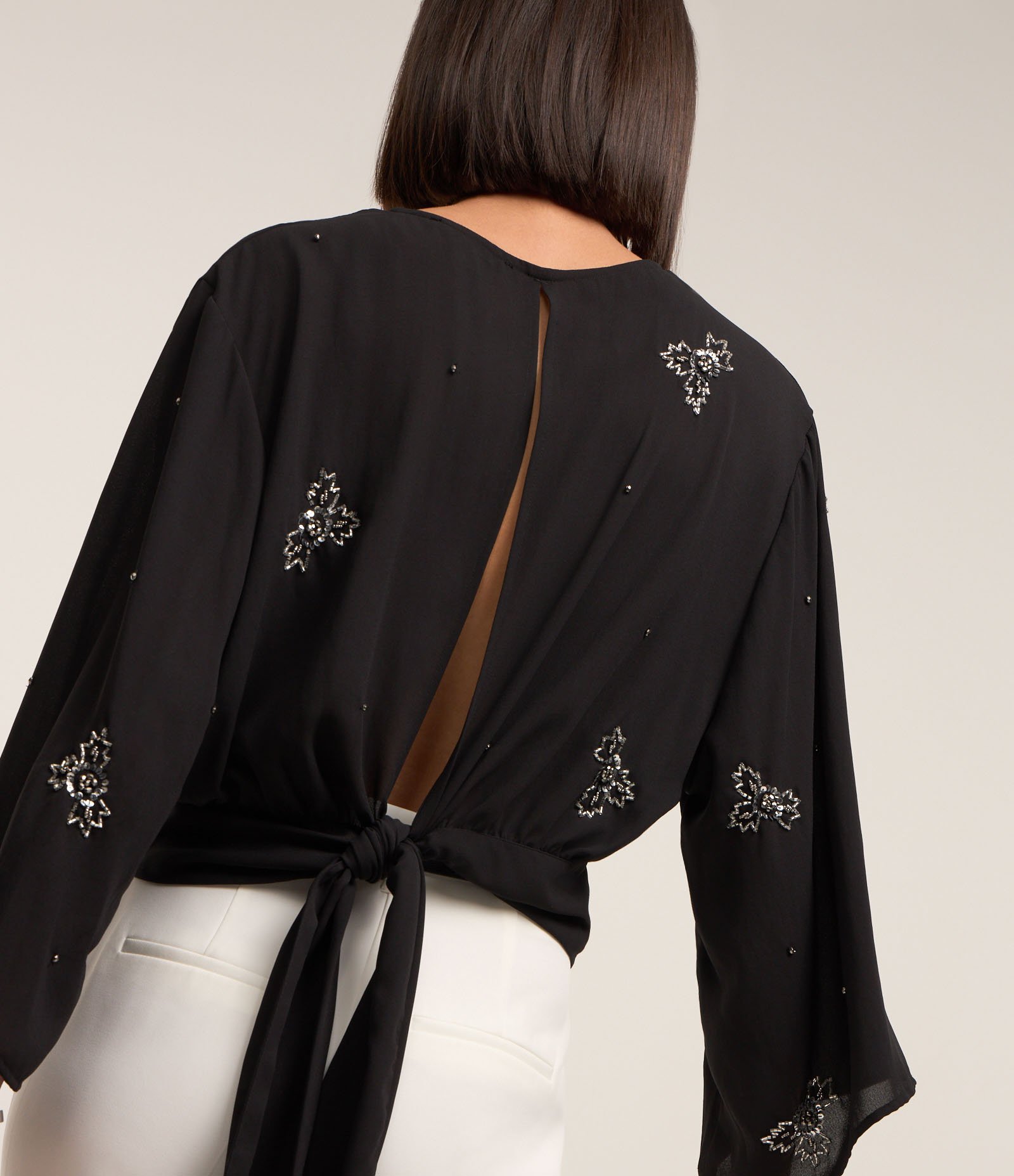 Blusa em Chiffon com Bordados e Amarração nas Costas Preto 4
