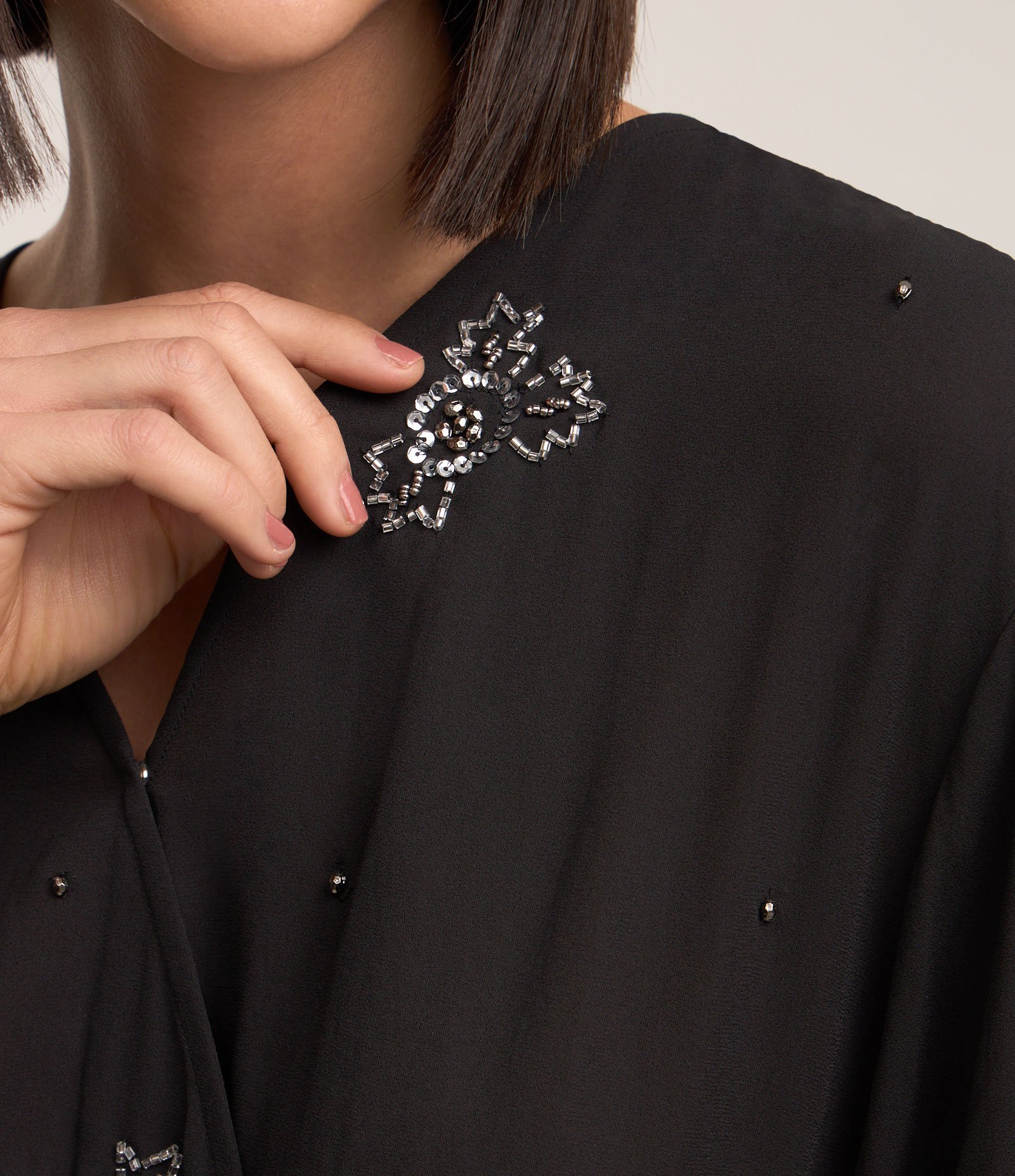 Blusa em Chiffon com Bordados e Amarração nas Costas Preto 5