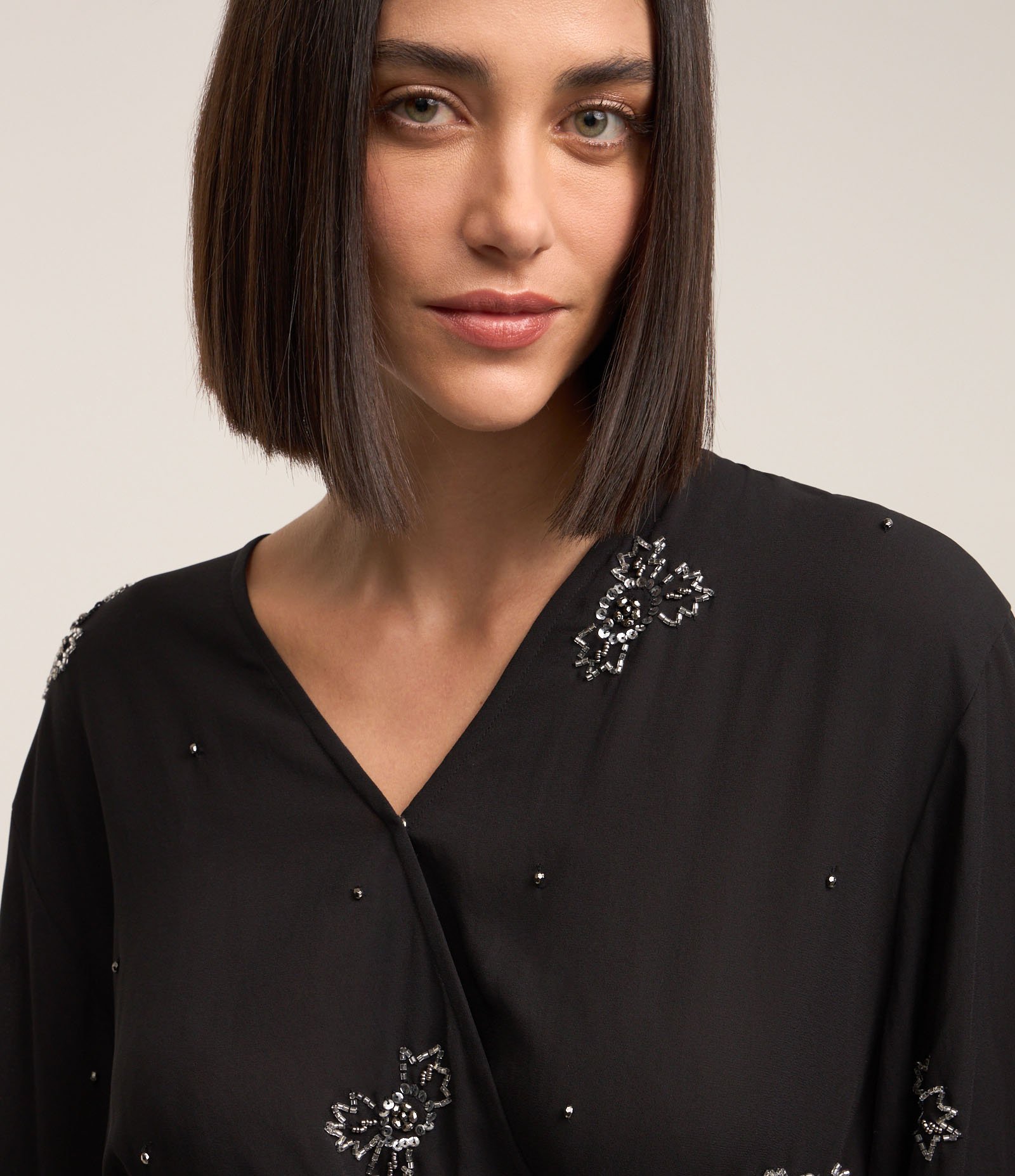 Blusa em Chiffon com Bordados e Amarração nas Costas Preto 6
