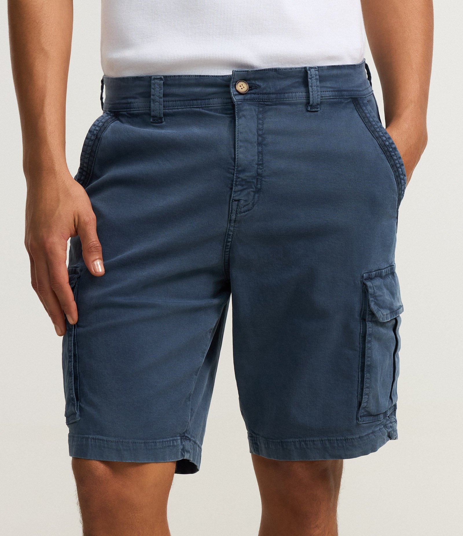 Bermuda Cargo em Sarja Lavada com Elastano e Detalhes de Cadarço Azul 2