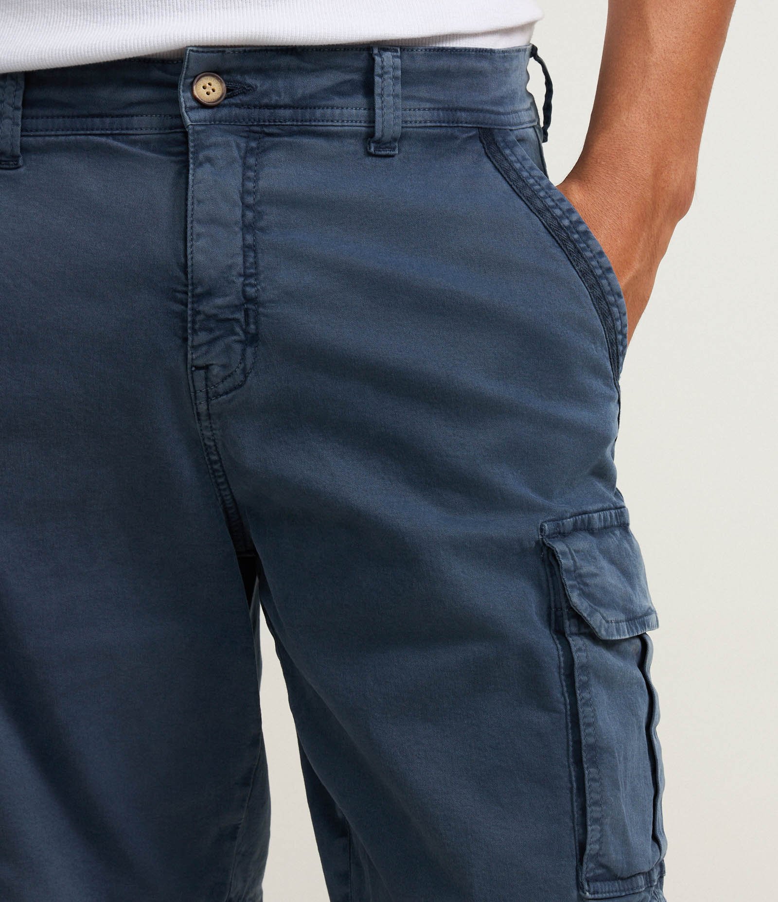 Bermuda Cargo em Sarja Lavada com Elastano e Detalhes de Cadarço Azul 3