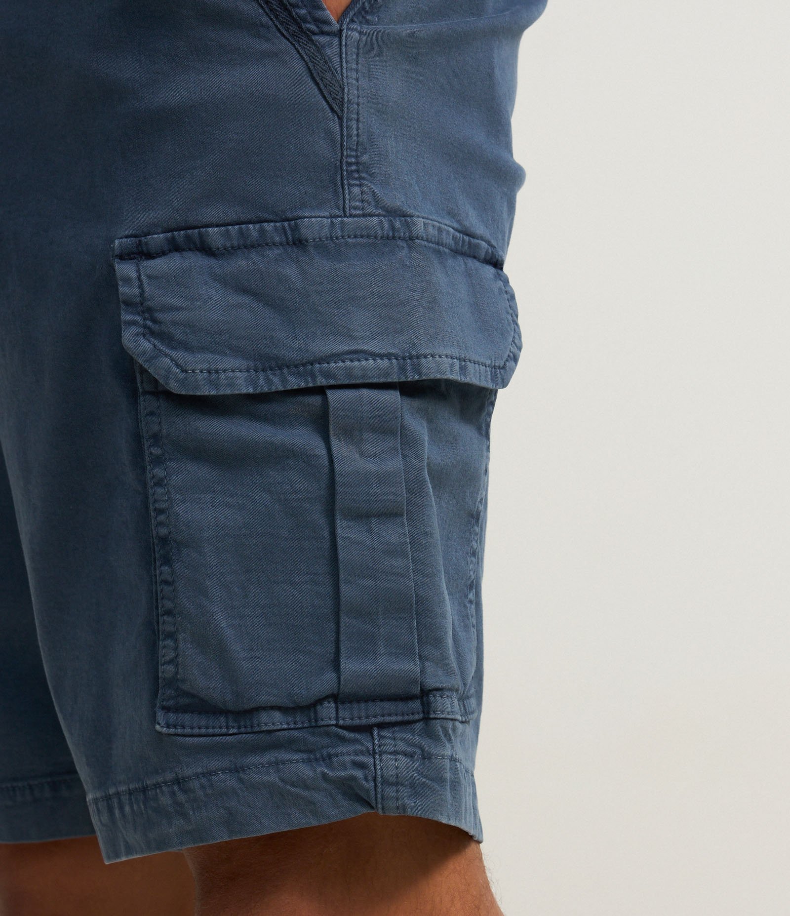 Bermuda Cargo em Sarja Lavada com Elastano e Detalhes de Cadarço Azul 4