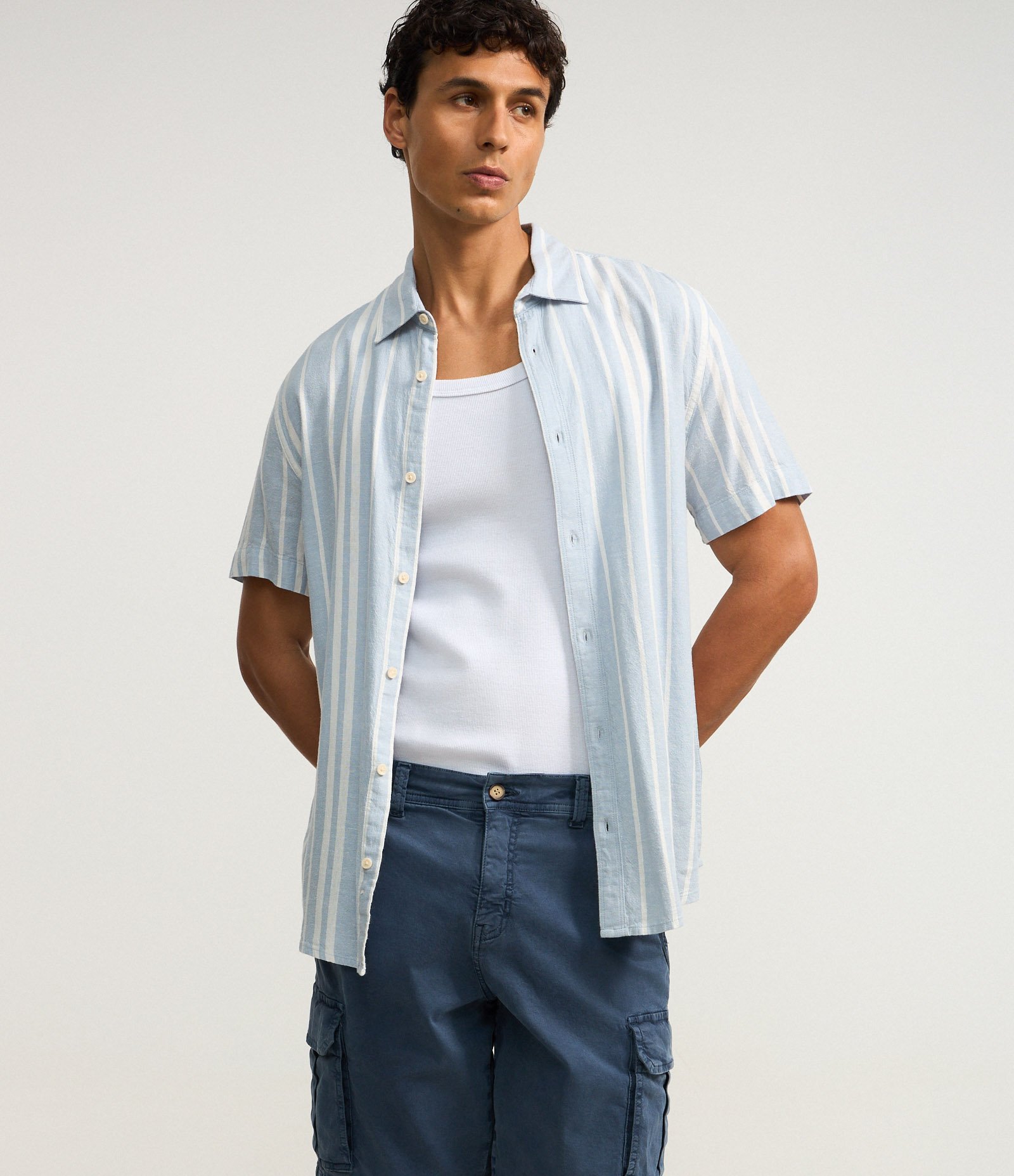 Bermuda Cargo em Sarja Lavada com Elastano e Detalhes de Cadarço Azul 5