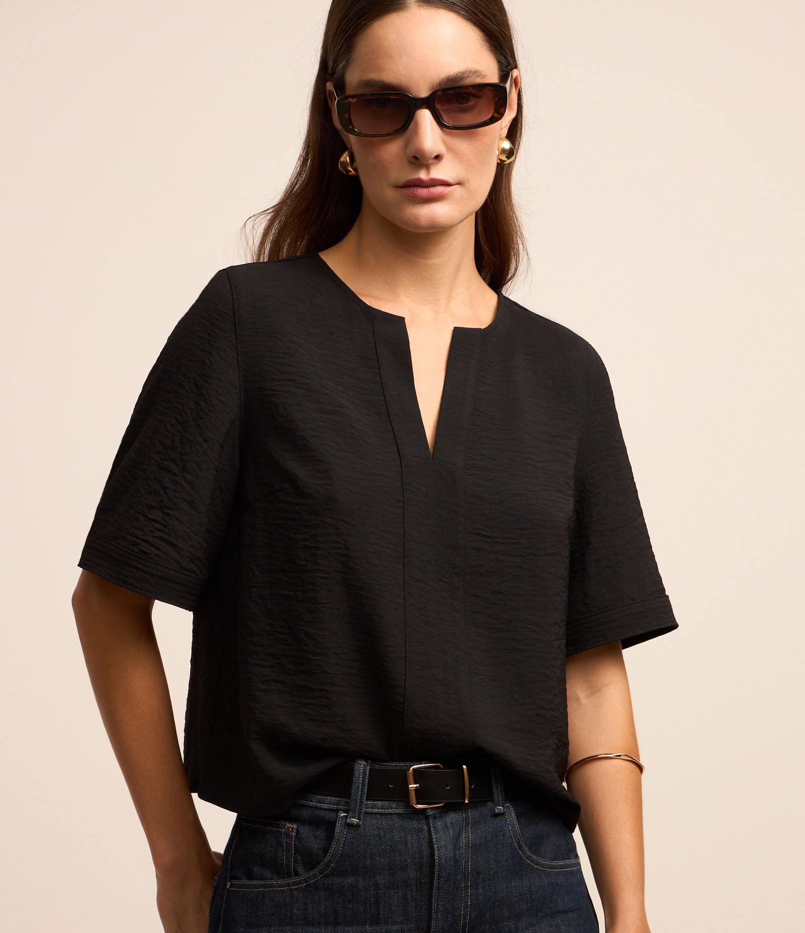 Blusa com Efeito Airflow com Decote em V Pespontado Preto 1