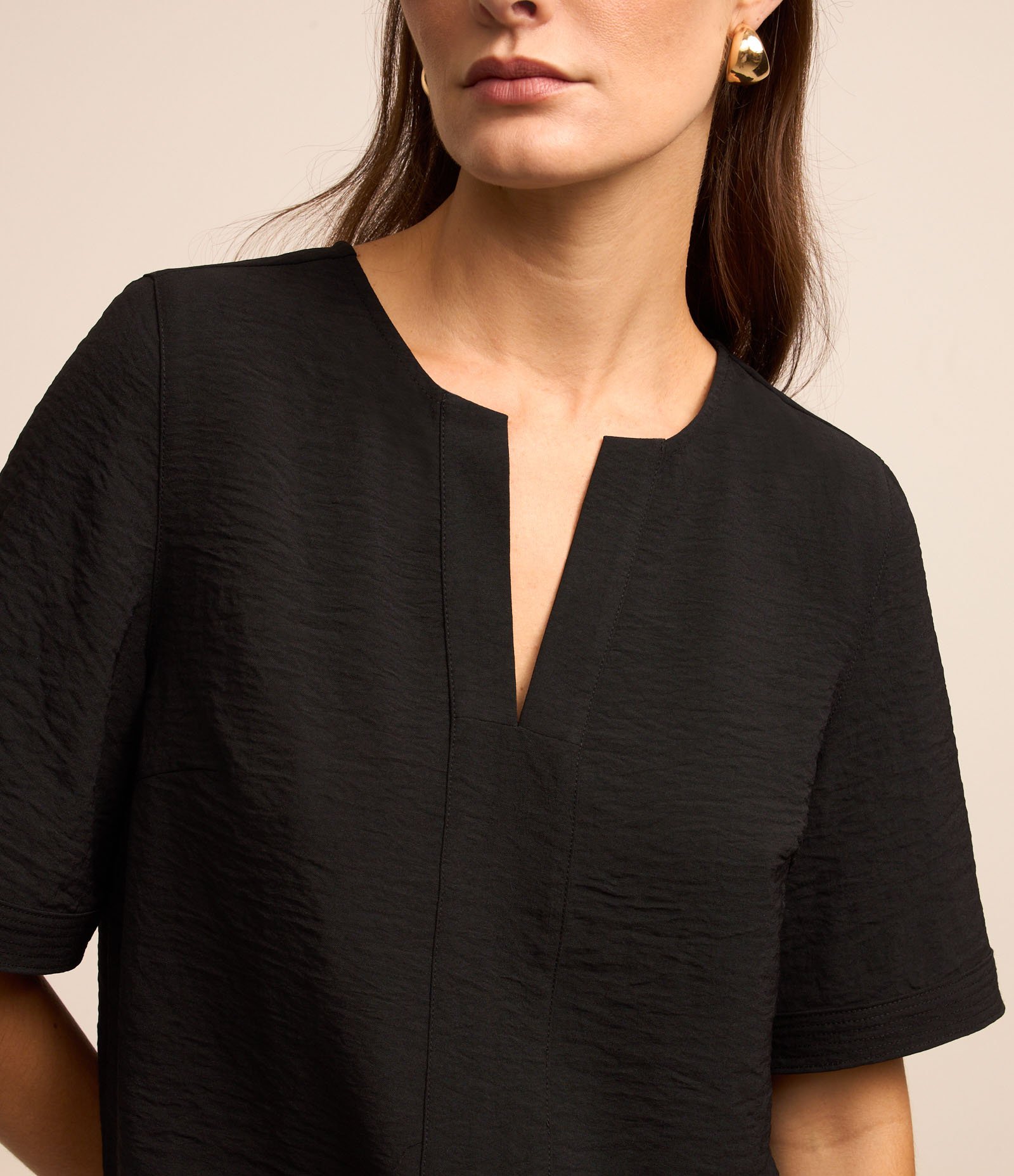 Blusa com Efeito Airflow com Decote em V Pespontado Preto 4