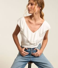 Blusa Regata em Tricoline com Decote V e Detalhes em Entremeios