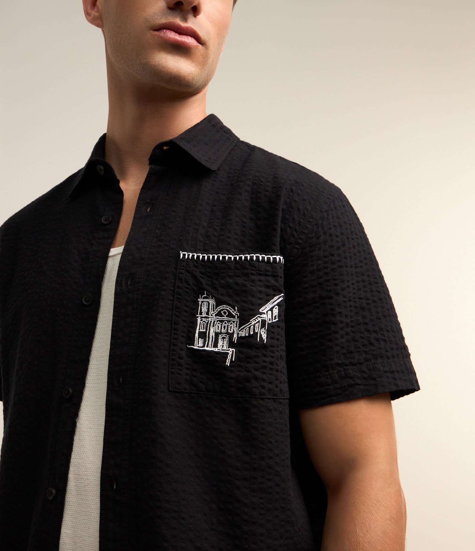 Camisa em Ana Ruga com Textura e Bordado Preto 3