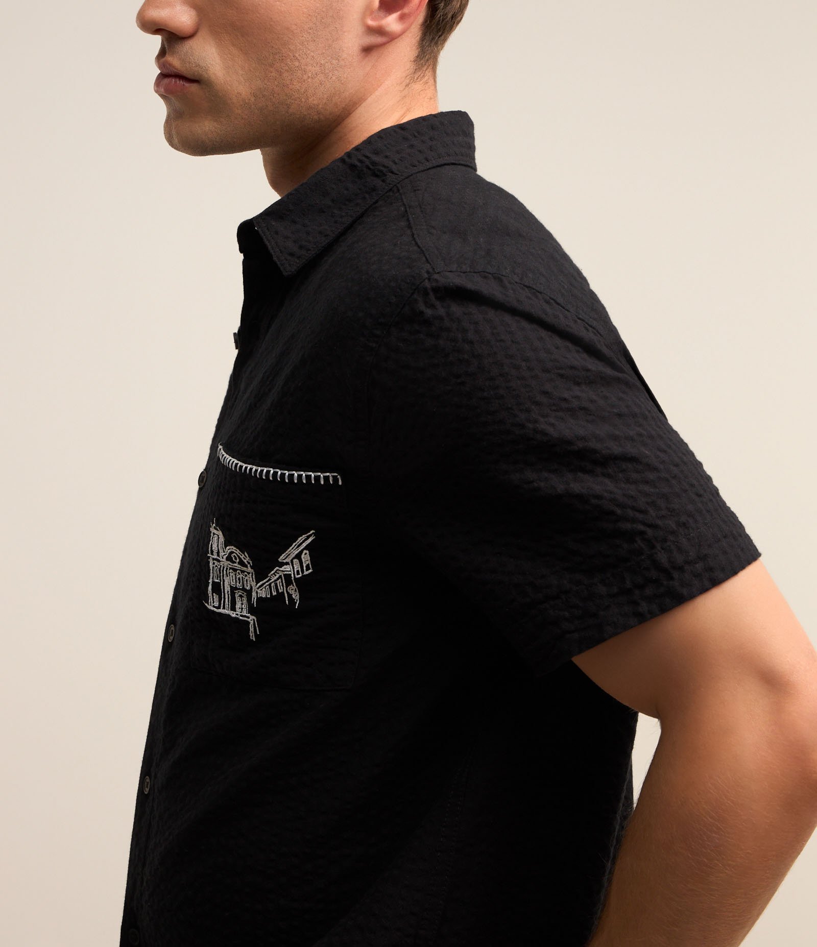 Camisa em Ana Ruga com Textura e Bordado Preto 5