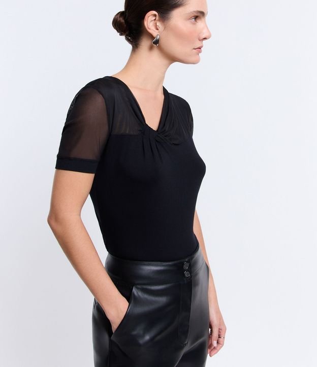 Blusa em Viscose com Detalhe em Tule Franzido