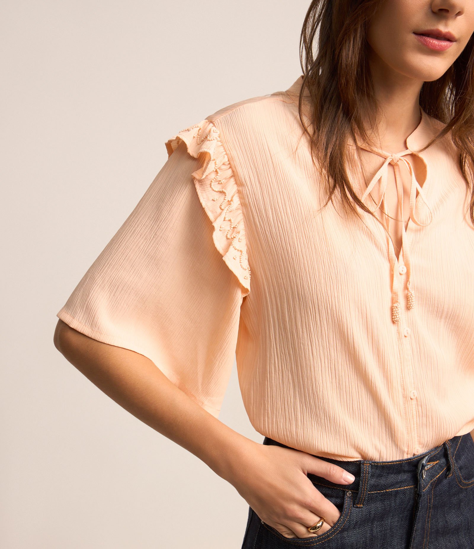 Blusa em Chiffon com Amarração na Gola e Babados no Ombro Laranja Pessêgo 1